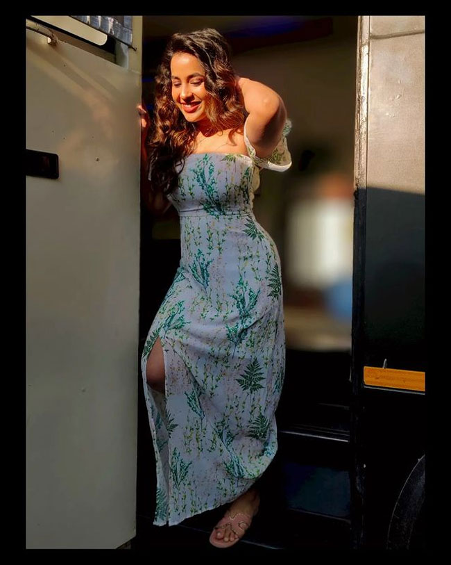 Staggering Poses of Komalee Prasaad In Black